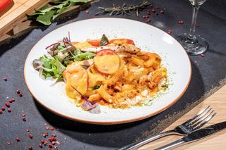 Piept de pui capresse cu cartofi gratinati si salata mixta