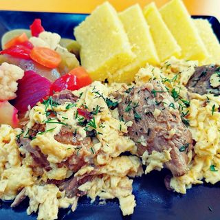 Carne la garnita cu oua