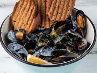 Мідії чилі з вершковим соусом та хрустким багетом (500/45g)