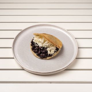 Arepa Domino (ALUBIAS + QUESO BLANCO)