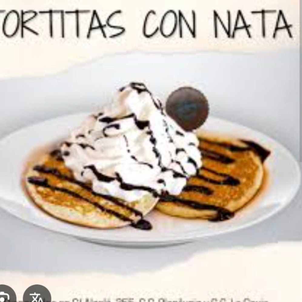 Tortitas Con Sirope Y Nata