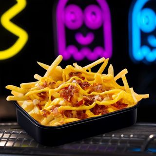 Papas fritas con cheddar y bacón