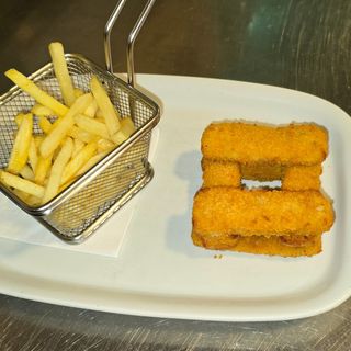 Douradinhos de Peixe com Batata Frita e Bebida