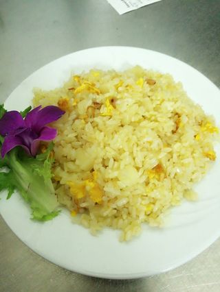 45 Riso saltato con ananas e pinoli 菠萝炒饭