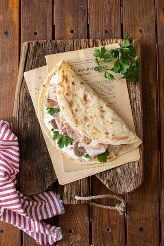 Piadina con mozzarella e porchetta