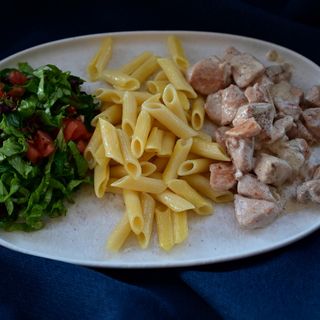 მაკარონი ქათმით და ნაღების სოუსით