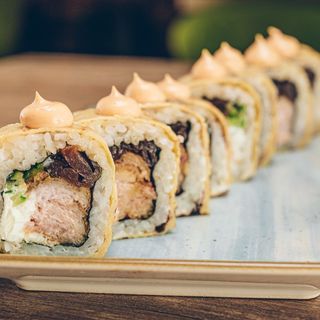 13. California z tuńczykiem w tempurze w tamago 8 szt.