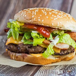 Hamburguesa De Kefta y patatas fritas