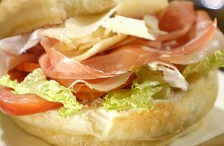 Panino crudo, pomodoro, insalata e maionese