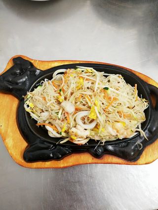 58 Spaghetti di riso saltati con frutti di mare alla piastra 铁板海鲜粉干