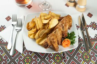 Aripioare crocante cu cartofi prăjiți