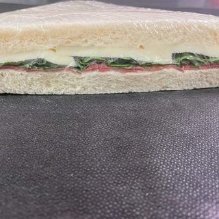 Tramezzino con  bresaola, rucola e grana