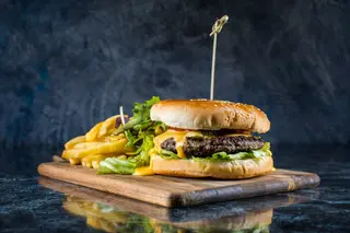 Burger de vită XL cu cartofi prăjiți