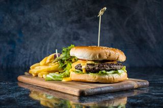 Burger de vită XL cu cartofi prăjiți