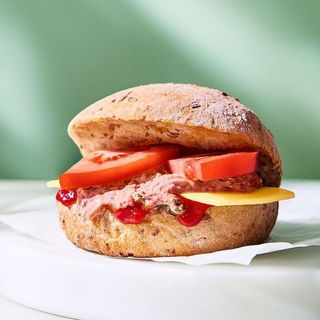 Bułka proteinowa – pasta z tuńczyka + konfitura pomidorowa