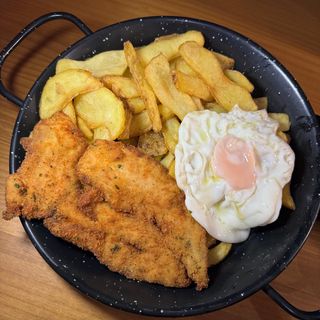 Plato combi infantil: patatas fritas, huevo y pechuga empanada