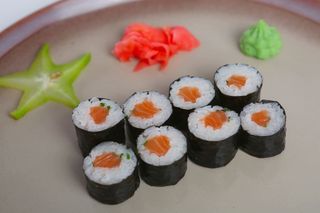 Hosomaki z łososiem i szczypiorkiem 8szt