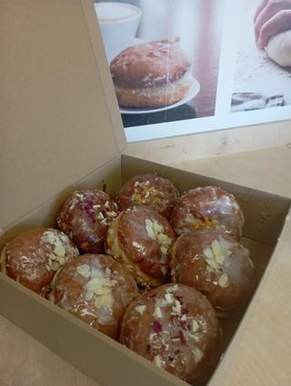 Pączki niespodzianka z nadzieniem kremowym