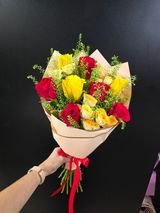 Buket sa 9 tros ruže, sa zelenilom i pakovanjem