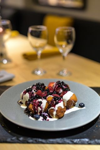 Papanasi cu smantana si dulceata