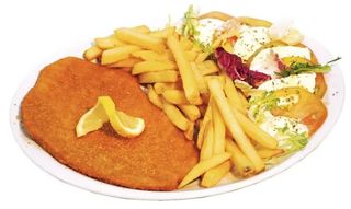 Giga cotoletta di pollo con patatine fritte e caprese