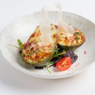 Запечено авокадо с мус от сирена (300 г.)