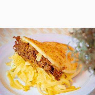 Arepa De Mechada Y Queso Amarillo