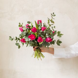 Ramo de flores de tulipanes fucsias y eucalipto. 8u