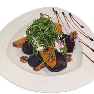 Закуска з батату,буряка,та сиру страчателла з горішками