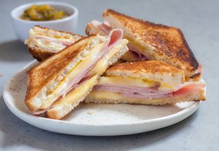 Sándwich caliente de bacon y queso