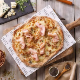 Pinsa de prosciutto y trufa