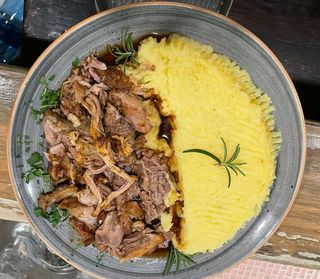 Бавно печен свински джолан на фурна