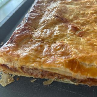 Porción empanada de atún con pisto 