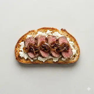 Tosta De Solomillo Con Cebolla Caramelizada Y Queso De Cabra