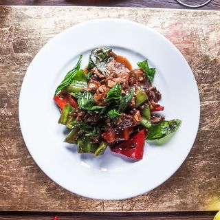 Пад Капао с телешко, босилек и зеленчуци в тъпем соев сос (200г)