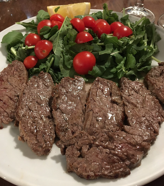 Tagliata di filetto con rucola e pomodorini