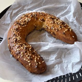 Пълнозърнесто рогче със сирене