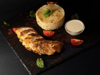 Стейк  курятини з кус-кусом та беконом (150/150/50g)