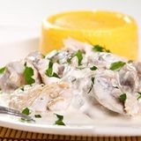 Ciulama pui cu ciuperci si mamaliguta