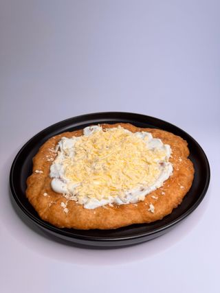 Langoș cu smântână și brânză