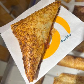 Трикутник з вишнею та заварним кремом