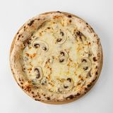 Пицца с грибами и сливочным соусом