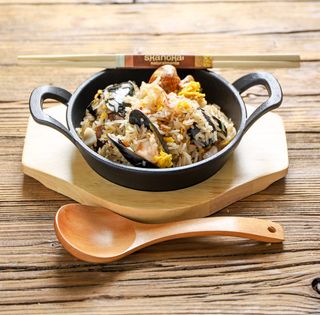 Riso saltato alla piastra con misto di pesce