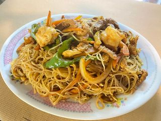 28. Fideos Chinos Con Tres Delicias