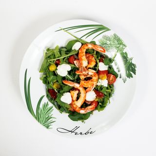 Salata s pečenim kozicama