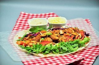 Shaorma special de pui cu hummus