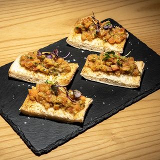 Degustación de bruschetta clásica