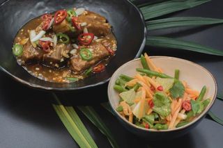 Żeberka wieprzowe i sałatka z melona