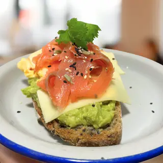 Tostada De Aguacate Con Huevos Revueltos y Salmón Ahumado