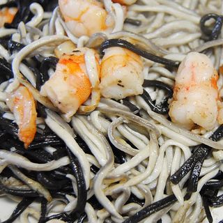 Spaghetti Neri Con Gulas E Gamberetti